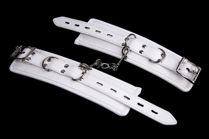 2465MQSIS Sissy Servant Padded Locking White Bondage Wrist Cuffs with Connection Chain Idea Couples